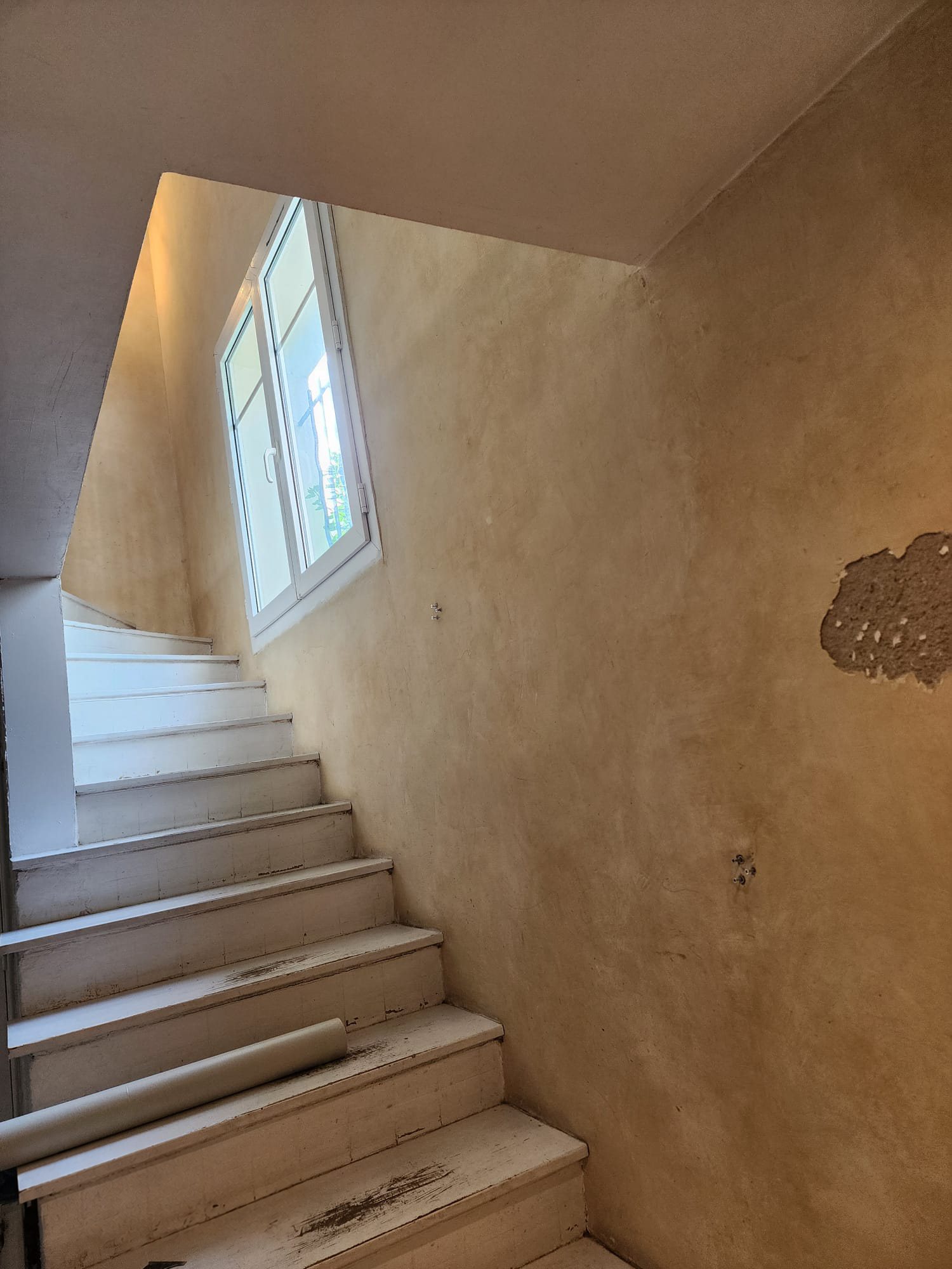 Rénovation d'une cage d'escalier — avant